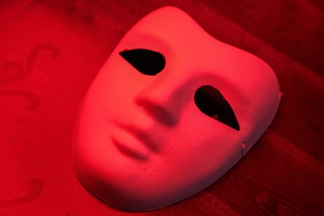 Masque de luminothérapie : les dangers cachés à connaître