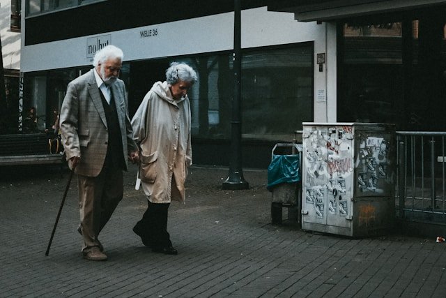 Pourquoi les seniors ressentent-ils une fatigue intense ? Les causes expliquées